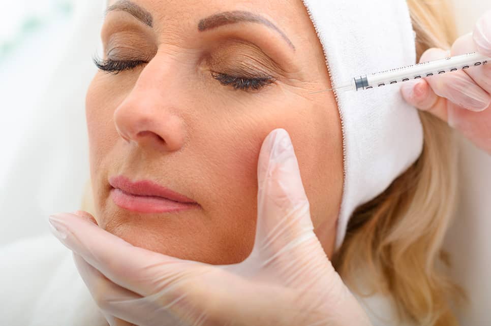 Comment choisir entre le Botox ou acide hyaluronique pour supprimer les rides ? | Dr Gauthier